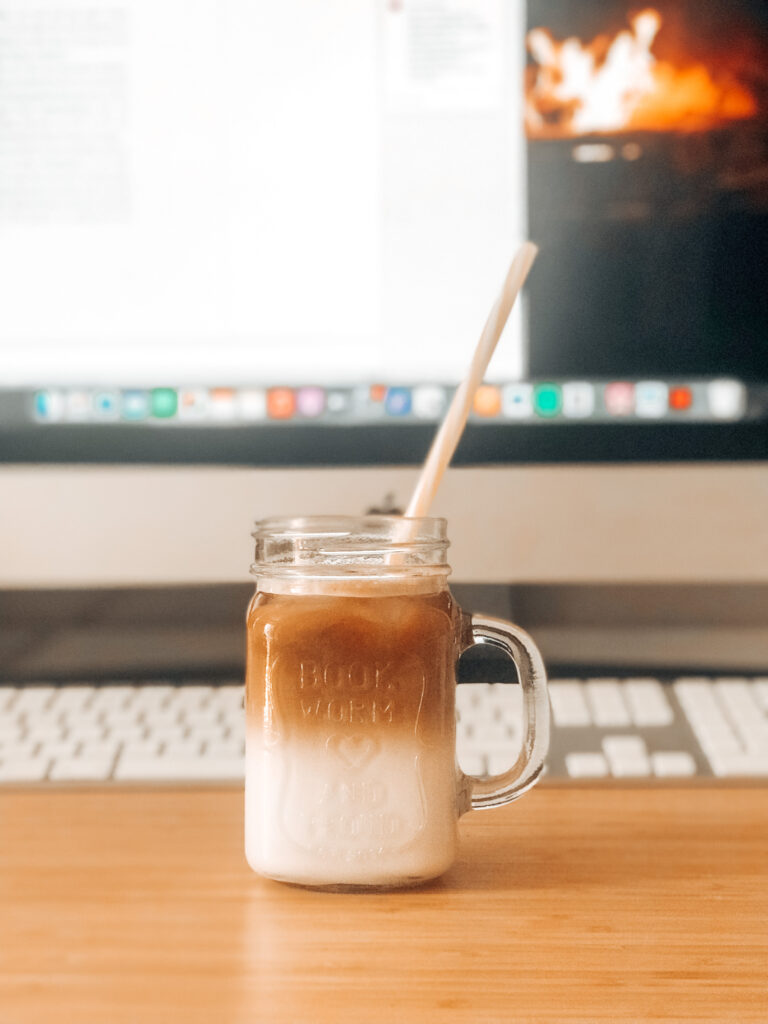 Iced Coffee vor einem Computermonitor